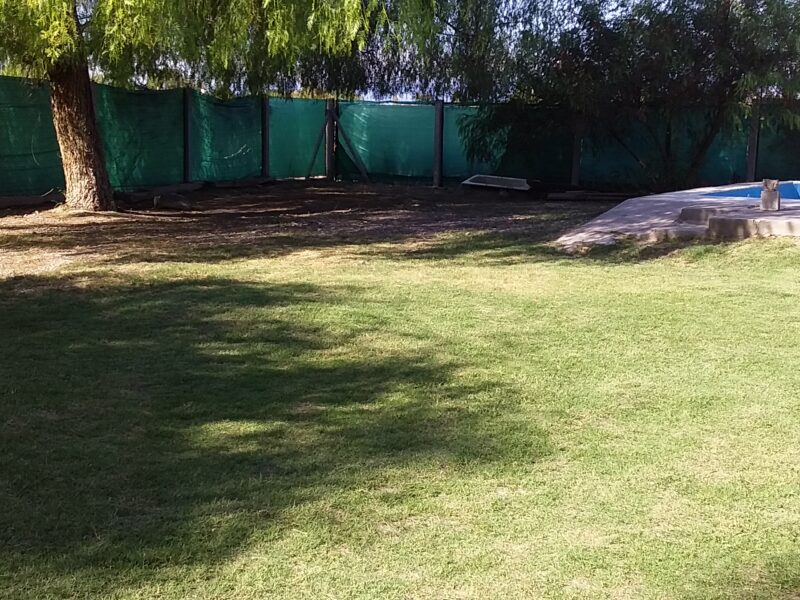 Jardinero mantenimiento corte de pasto