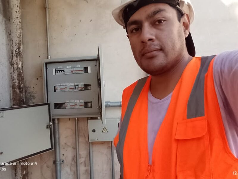 Electricista domiciliario e industrial.
